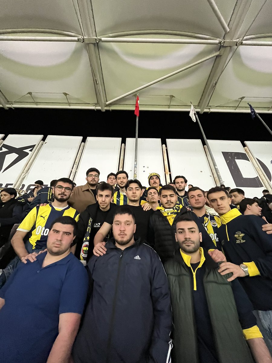 DOGUSUNIGFB's tweet photo. Yalnız Seninle Ve Senin Safında Olmakla Övündük.

Fenerbahçemizi jimnastik kulübü ile oynadağı maçta yalnız bırakmadık 
#UNIGFB https://t.co/m8Qa88uIIF