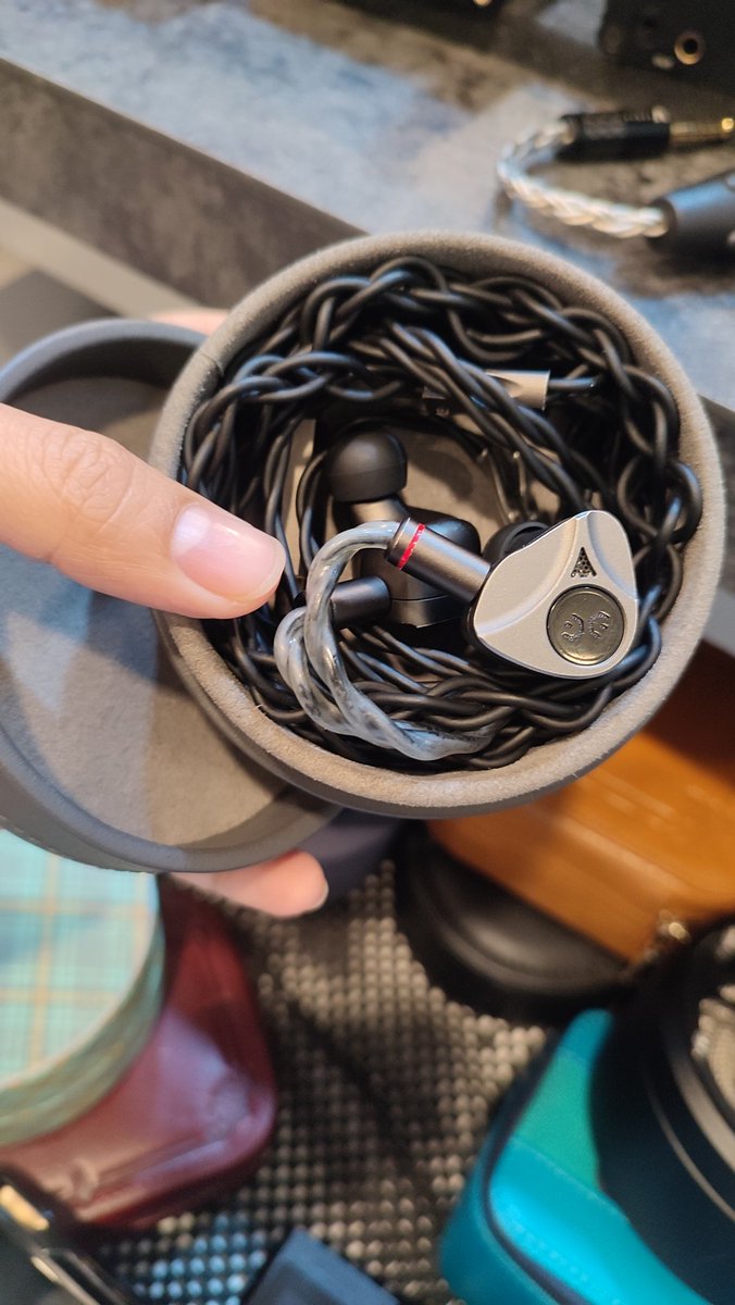 jessbrow_'s tweet photo. @overniteoats_ Cuma sales yang jualan earphone kak https://t.co/xMiVWElFQE