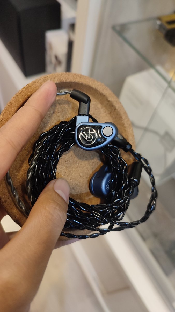 jessbrow_'s tweet photo. @overniteoats_ Cuma sales yang jualan earphone kak https://t.co/xMiVWElFQE