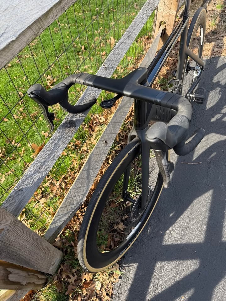 AnnaYe1985's tweet photo. This Canyon Aeroad CFR Disc AXS is a top-of-the-range speed machine. As the flagship CFR frame, it is built for ultimate speed, boasting not only exceptional aerodynamic performance but also top-tier components. https://t.co/Kl2xOGDVXV