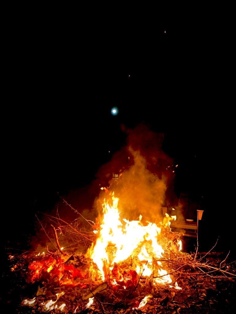 ave_omnibus's tweet image. On a cold evening 
Warming my hands by the fire
Embers join the stars

#vss365 #hand #haiku