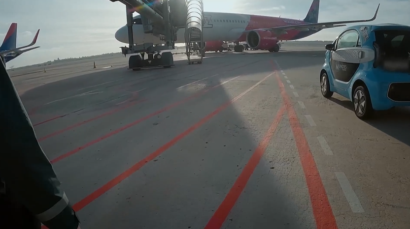 CROP_TV's tweet photo. 👮♂️ En el aeropuerto de #Barcelona, un pasajero conflictivo pone en marcha a una patrulla de la @guardiacivil.
⚠️ Se encuentra visiblemente alterado y viaja con un menor. Ahora lo importante es garantizar la seguridad de todos… especialmente la del niño.
Es #ControlDeFrontera. https://t.co/ngRYtfsrle