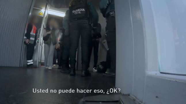 CROP_TV's tweet photo. 👮♂️ En el aeropuerto de #Barcelona, un pasajero conflictivo pone en marcha a una patrulla de la @guardiacivil.
⚠️ Se encuentra visiblemente alterado y viaja con un menor. Ahora lo importante es garantizar la seguridad de todos… especialmente la del niño.
Es #ControlDeFrontera. https://t.co/ngRYtfsrle