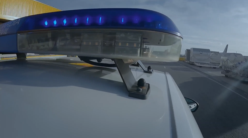 CROP_TV's tweet photo. 👮♂️ En el aeropuerto de #Barcelona, un pasajero conflictivo pone en marcha a una patrulla de la @guardiacivil.
⚠️ Se encuentra visiblemente alterado y viaja con un menor. Ahora lo importante es garantizar la seguridad de todos… especialmente la del niño.
Es #ControlDeFrontera. https://t.co/ngRYtfsrle