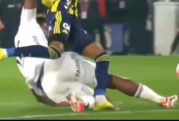 Gördün mü siyaseti sergen yalçın…

Bak tam bur da siyaset.
Ceza sahasının dışındaki pozüsyonu içeri taşıyor siyaset…👇