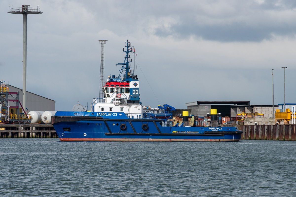 Tugboats at Port of Rotterdam 

#scheepskijker_havenfotografie #boludatowage #fairplaytowage #havenrotterdam #portofrotterdam #portphotography #havenfotografie #tugboats