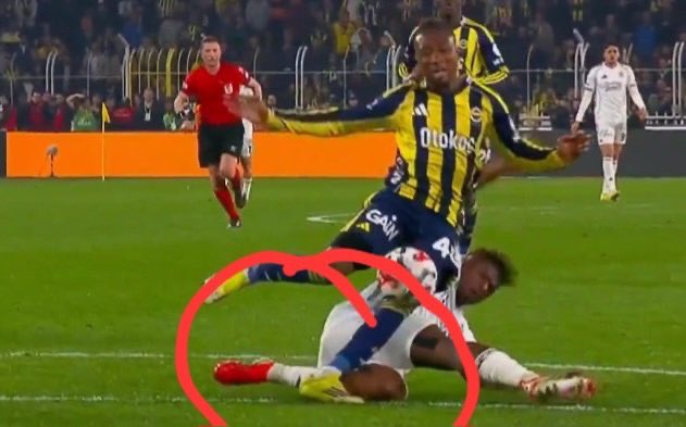 Fener10line's tweet photo. İçeride olmadığını iddia edenler için görseldeki işaretli alana bakabilir

Salağa anlatır gibi https://t.co/BrWcWki2AQ