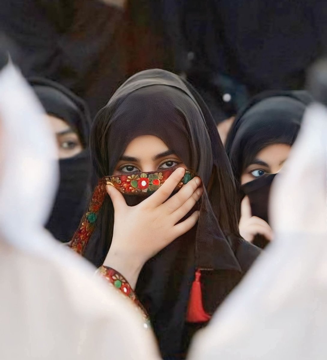 جب چاہا آوازیں پہنی جب چاہا خاموشی 
ہونٹوں کی الماری میں ہر رنگ کا جوڑا رکھا ہے