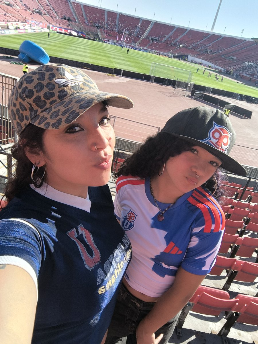 pekitazul's tweet photo. Con el amor de mi vida viendo a mi amada Udechile 💙❤️
#vamoslaU #mamáehija 🤘🏻 https://t.co/7Q7DyjrUnM