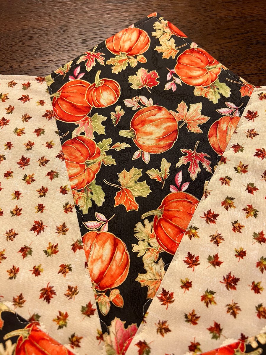 angelhw1956's tweet image. Quilted Fall/Thanksgiving Table Topper tuppu.net/bc0d2614 #Etsy #TeaTimeQuiltsnMore #Thanksgiving
