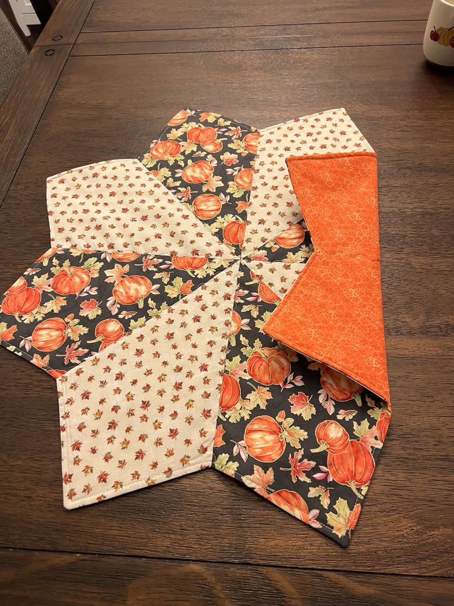 angelhw1956's tweet image. Quilted Fall/Thanksgiving Table Topper tuppu.net/bc0d2614 #Etsy #TeaTimeQuiltsnMore #Thanksgiving