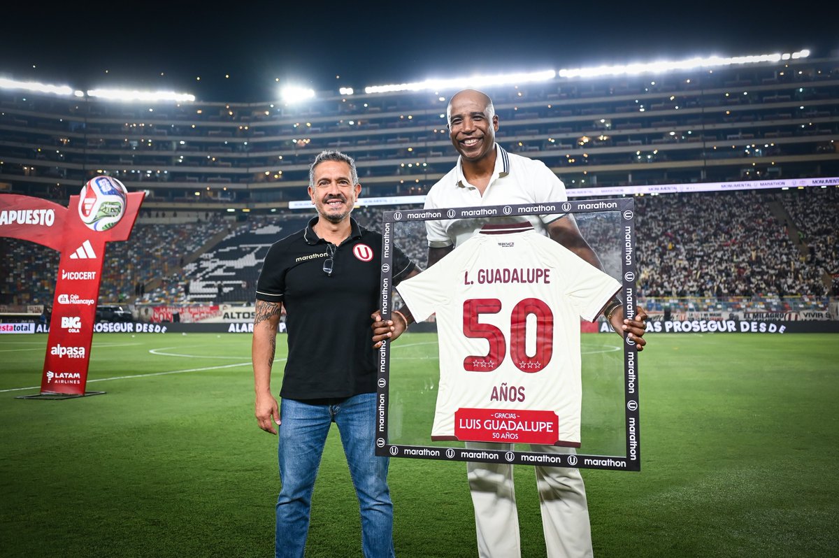 Universitario's tweet photo. 𝗟𝗔 𝗙𝗘 𝗗𝗘 Ⓤ𝗡 𝗧𝗥𝗜𝗖𝗔𝗠𝗣𝗘𝗢́𝗡 🙏

Luis «Cuto» Guadalupe, tricampeón con Universitario (1998, 1999 y 2000), fue homenajeado en el @Monumental_U_ por su cumpleaños 50.

#UnaHistoriaDeGrandeza https://t.co/Tlm1gPqLyG