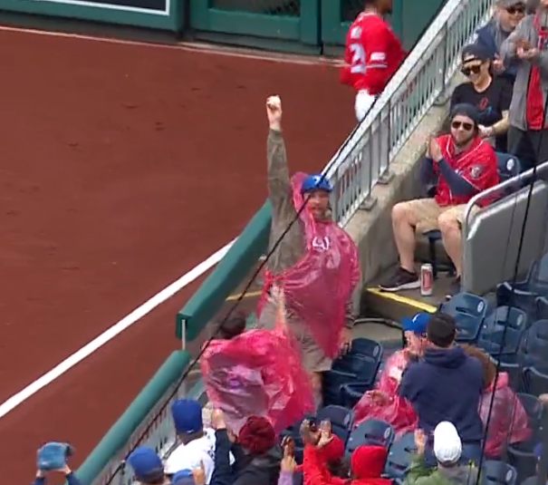 Pretty sure that dad just caught a Teoscar Hernandez fly ball, too. Same hat, same color sweatshirt.