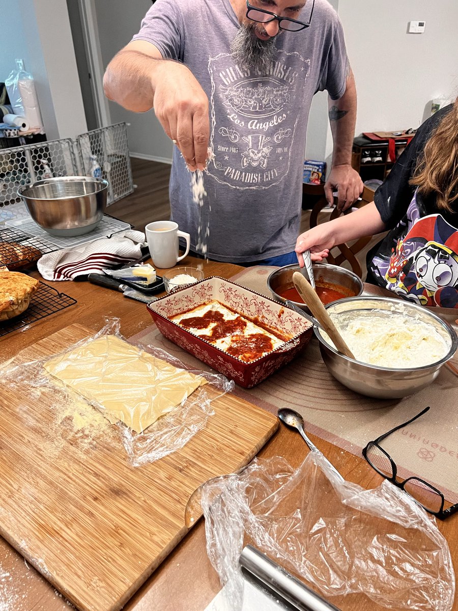 Blind_Faith1423's tweet image. My GD kicking it up a notch making #homemade #Lasagna #Sheets for #Easter dinner. 
My son and GD assembling the #perfect lasagna.