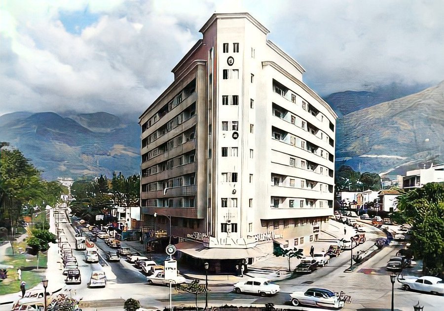 1947. Edificio Titania con su peculiar forma del barco "Titanic", en la Plaza Estrella de San Bernardino. Una joya arquitectónica de los años 40. Diseño y construcción Ing. Pedro Márquez Rivero. De grata recordación. Allí funcionó Sabenca, cuyo lema era: "La primera en deportes".