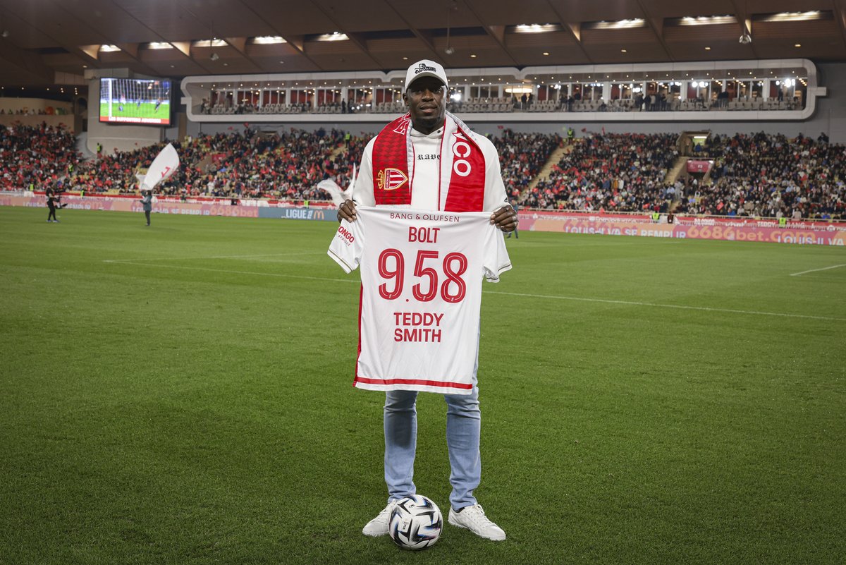 monaco__info's tweet image. ⚽️ Usain Bolt supporter de l'AS Monaco face à l'OM

La légende de l'athlétisme Usain Bolt a donné le coup d'envoi fictif du match Monaco-Marseille au stade Louis-II.

📸 Direction de la Communication - Stéphane Danna

@usainbolt @AS_Monaco 
#Ligue1 #ASMonaco #Foot #ASMOM