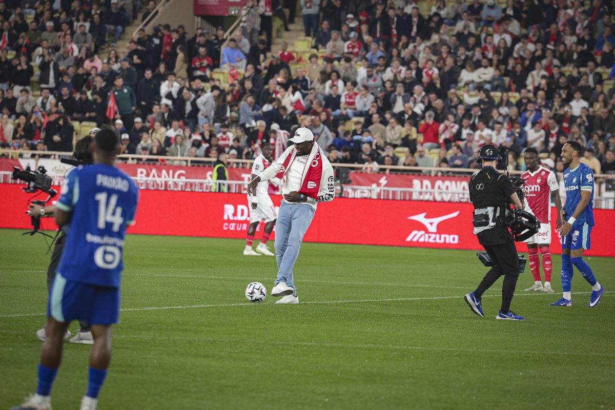 monaco__info's tweet image. ⚽️ Usain Bolt supporter de l'AS Monaco face à l'OM

La légende de l'athlétisme Usain Bolt a donné le coup d'envoi fictif du match Monaco-Marseille au stade Louis-II.

📸 Direction de la Communication - Stéphane Danna

@usainbolt @AS_Monaco 
#Ligue1 #ASMonaco #Foot #ASMOM