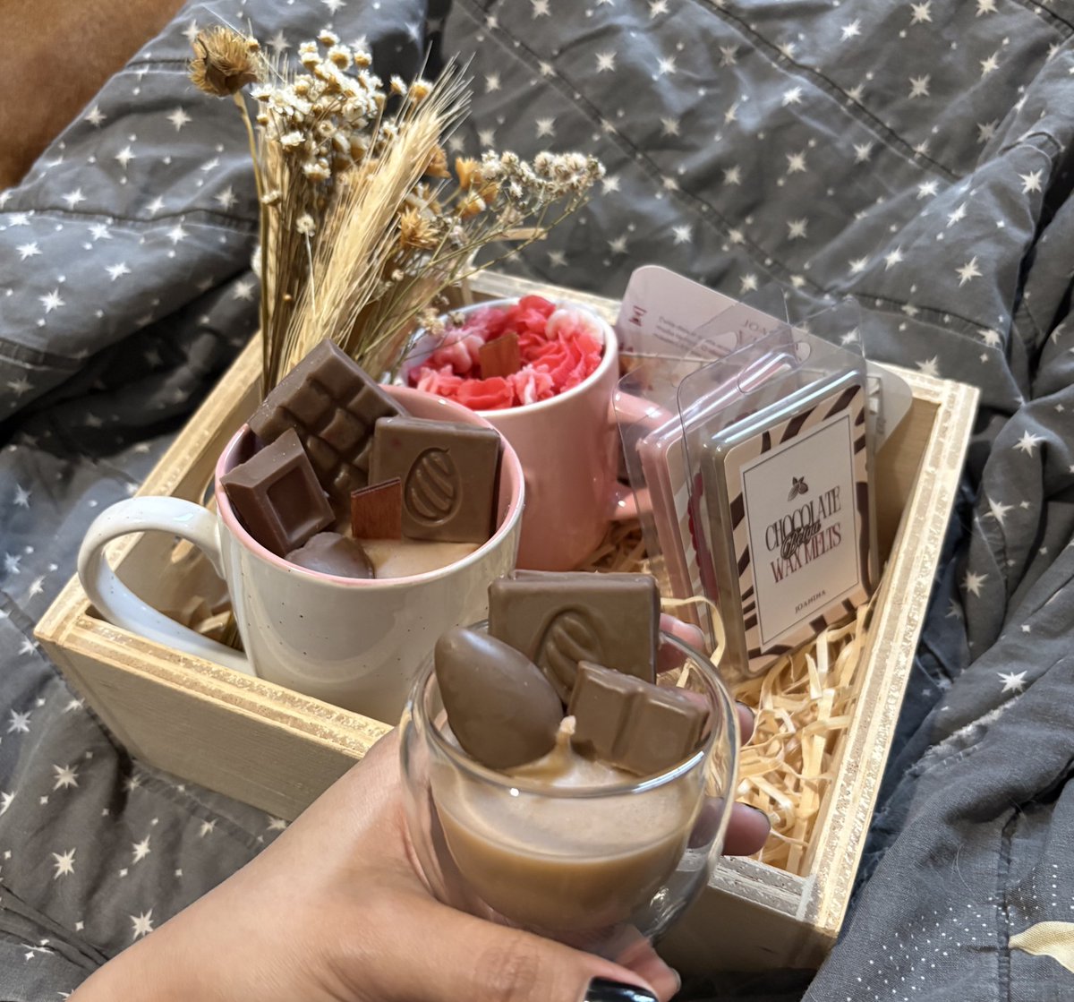 wwwmlna's tweet photo. completamente gag com a cesta de páscoa que recebi 

isso tudo é vela aromática

algumas de chocolate e outras de morango com chantilly https://t.co/H36Kgy8DxH