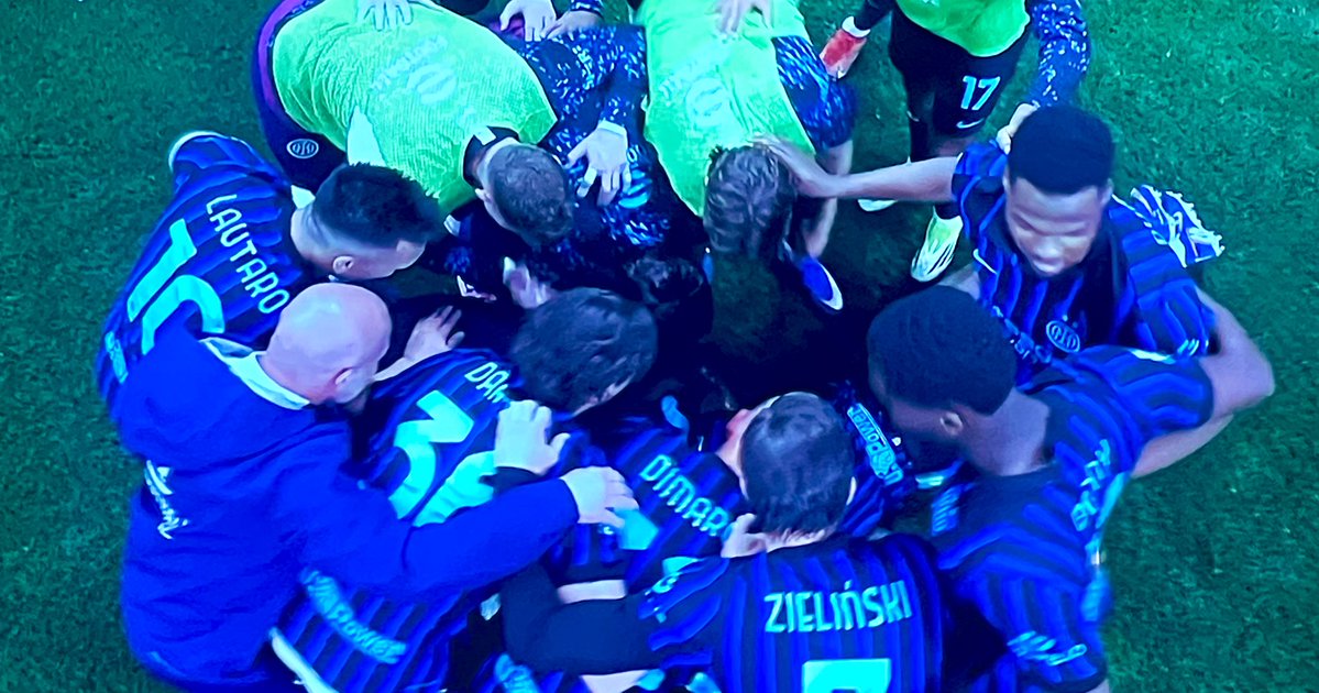 Tutta l’Inter ad abbracciare Barella, autore di una prestazione eccellente, ben oltre il gol. 

#InterRoma