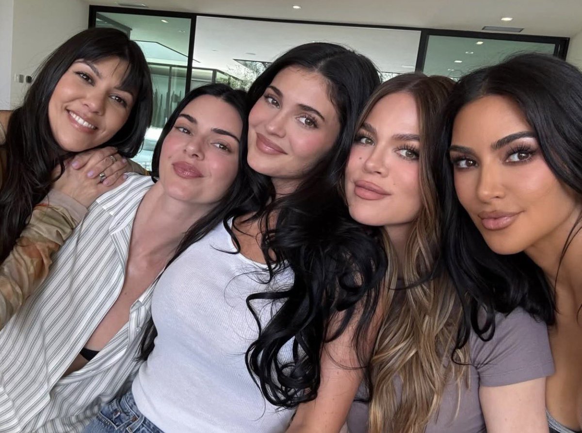 nao da para comparar o facecard da kim com a das irmas ne