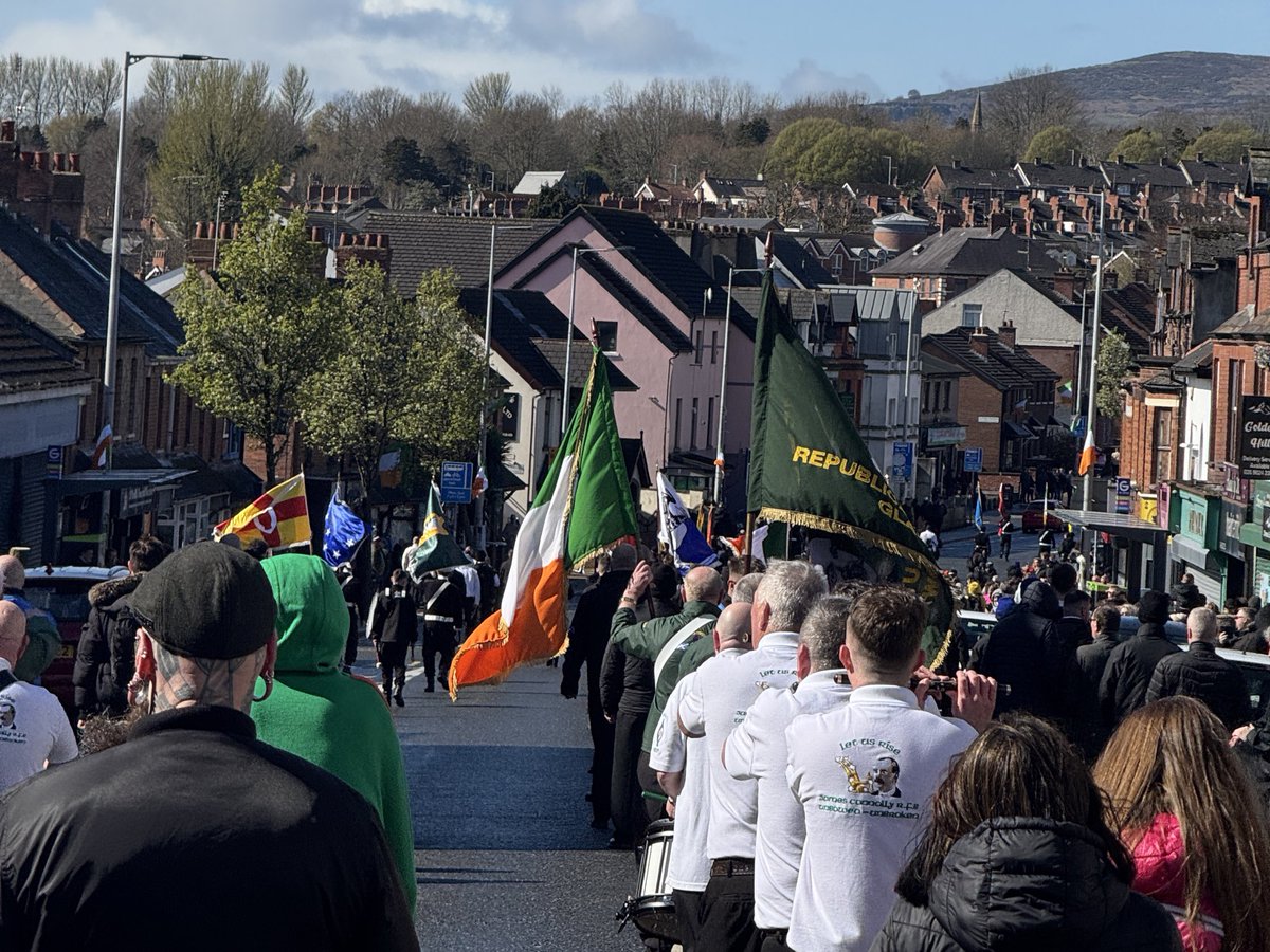 Poble_Lliure's tweet photo. Avui, a invitació de l’@irspireland, hem tingut l’honor de participar de la marxa del Diumenge de Pasqua a Belfast. Tiocfaidh ár lá!

Pobles germans, els Països Catalans i Irlanda seguim lluitant per la independència, la reunificació i el socialisme! https://t.co/wCSBsCWFUz