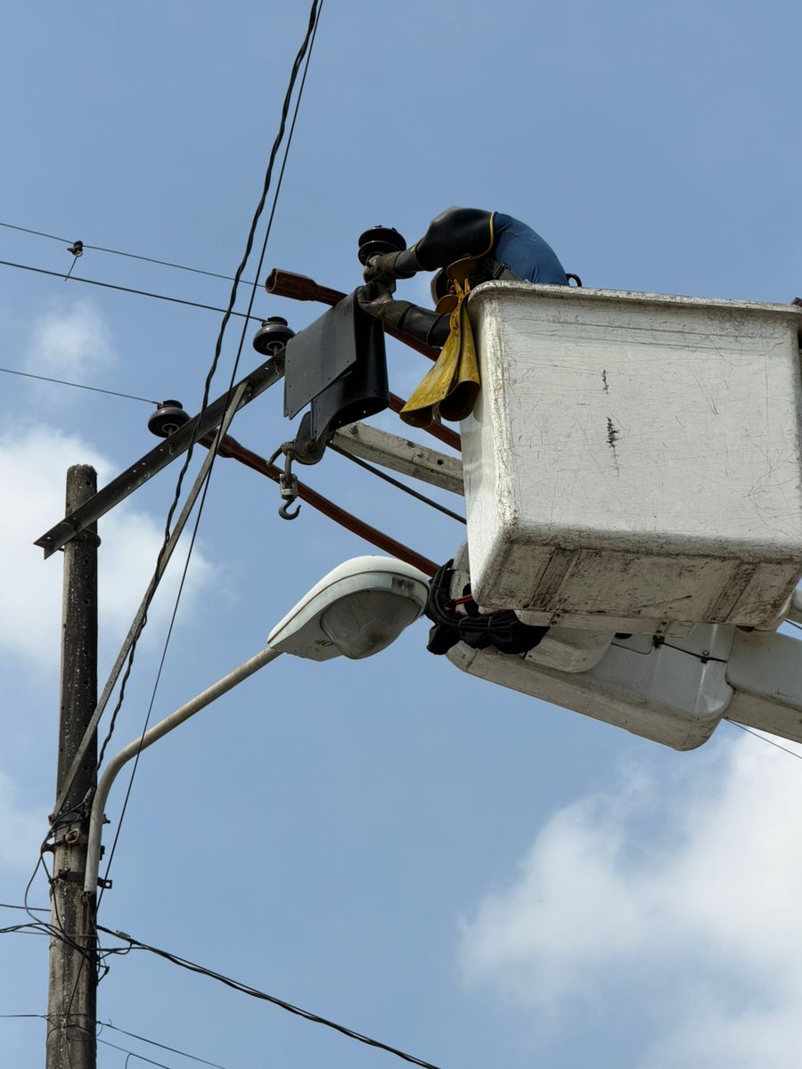 CNEL_EP's tweet photo. ✅ GUAYAQUIL

El personal técnico ejecuta trabajos de mantenimiento preventivo en la vía a Daule, km 16 (Parque Industrial), y en la av. Gastón Thoret, sector Inmaconsa.

Las labores incluyen el cambio de pines y copas para prevenir el contacto con aves, así como la detección de puntos calientes y el retiro de cuchillas en los alimentadores Sauce 5 y 3, con el objetivo de evitar desconexiones fortuitas.

Estas acciones benefician directamente a fábricas e industrias del sector, garantizando mayor continuidad y confiabilidad en el suministro eléctrico.