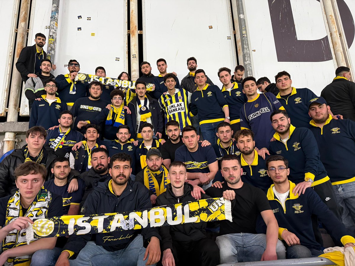 IstanbulUNIGFB's tweet photo. SİYAH BEYAZ DÜNYANIZI RENKLENDİRDİK!

Fenerbahçemizi beşiktaş karşısında yalnız bırakmadık. #IstanbulUNIGFB https://t.co/AHD0gx9nLJ