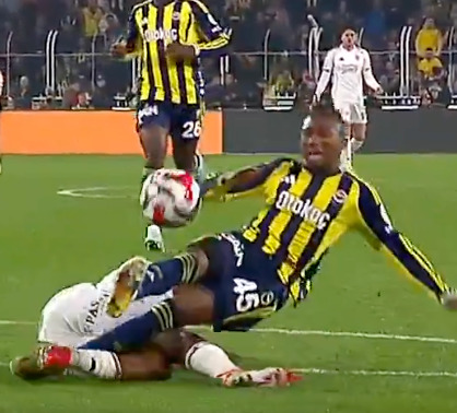 Penaltı soldaki pozisyona verilmedi. Burada faul bile yok topa müdahale ediyor bjkli oyuncu. Sağdaki pozisyona veriliyor penaltı. #FBvBJK