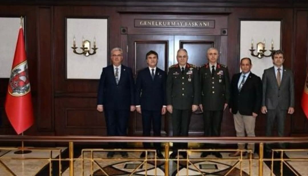 HER KİME HİZMET EDİYORSANIZ 
YAZIKLAR OLSUN..!

Çatıyı yan gelip yatan, tur üstüne tur yapan, yeme içme işlerinde kurumlar arasında birinci olan, plaket vermediği general bırakmayan bir dernek yaptınız.

Sanki bugüne kadar kendileri mücadele adına birleştirici, kitlesel, meydan