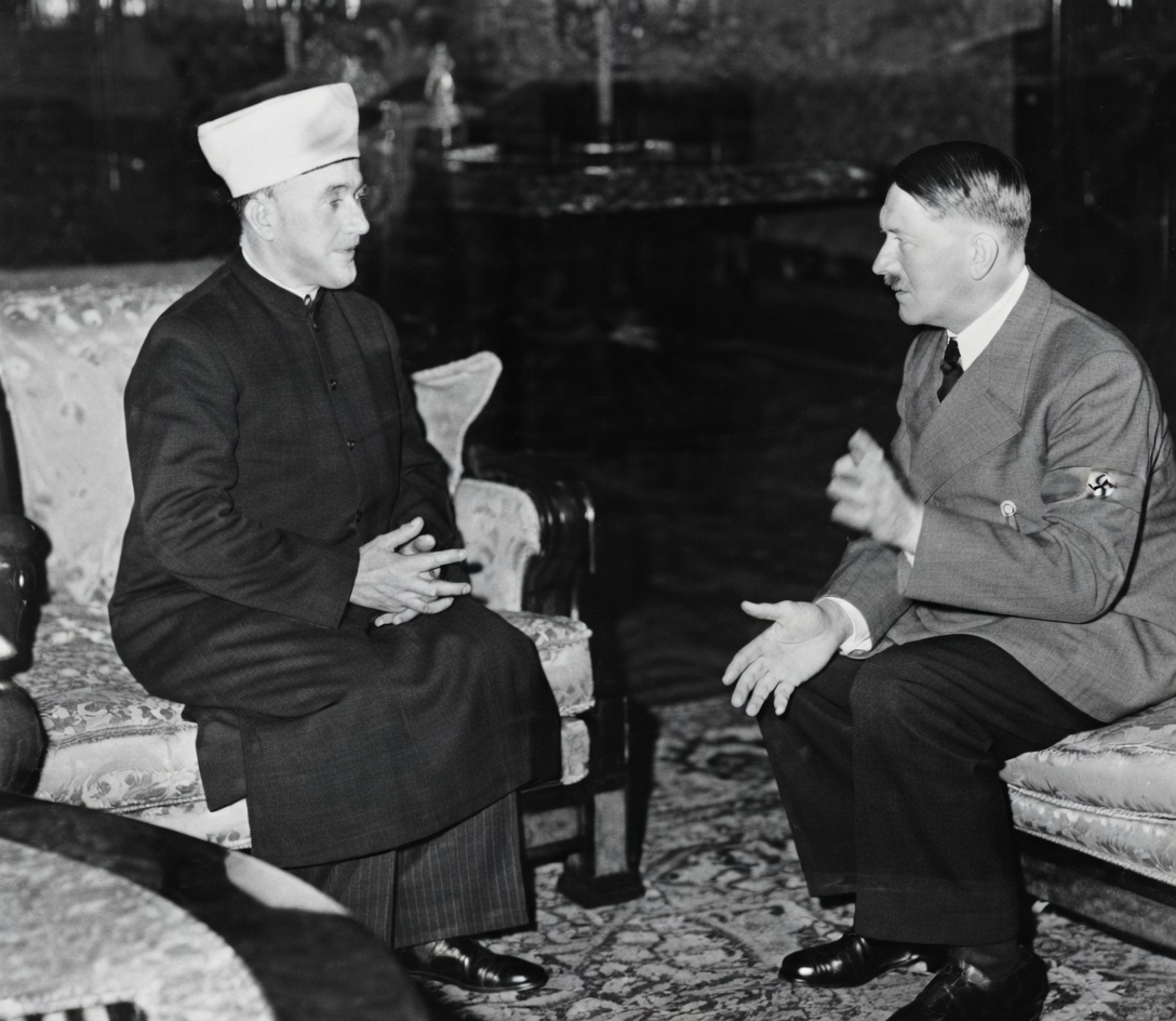 kucukgoogle's tweet photo. 1941: Hitler ile Kudüs Müftüsü Haj Amin al-Husseini. Müftünün derdi Filistin’e Yahudi göçü (istilası) ve İngilizlerin bunu zorla dayatmasıydı. Toprakları tehdit altındaydı. Bugün İsrailliler bu fotoğrafı katliamlarını meşrulaştırmak için kullansa da, Müftü o konuda haklıymış! https://t.co/XZjLQfvVRD