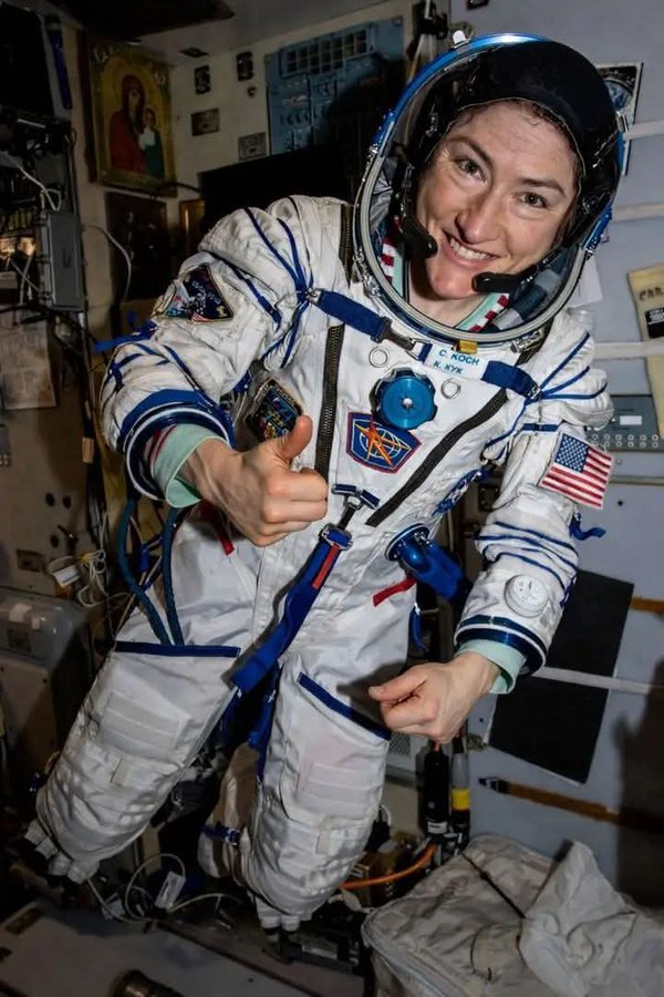 Black Hole tweet media