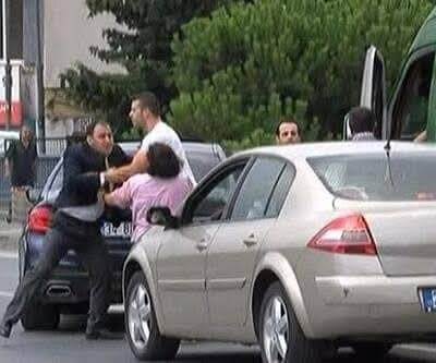 Trafikte kimseyle kavga etmeyin, mesele dayak atmak ya da kavgadan korkmak meselesi değil, haklı ve güçlü de olsanız sonu hüsran olabiliyor. Evinizden içeri girdiğinizde evladınıza, annenize, babanınza, eşinize özgürce sarılmanın verdiği keyif ya da hala yaşıyor olmanın güzelliği