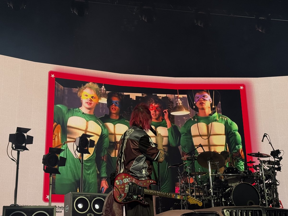 5SOSUpdES's tweet image. ◜📢◞ #INFOSOS — Una imagen vale más que mil palabras 😅 Hoy no hubo frase icónica, pero si tuvimos una imagen ICÓNICA de #5SecondsofSummer vestidos como tortugas ninja en el 2014 esta noche para el #EVERYONESASTARWorldTour 🤭

#EASTour #EASCardiff 
#CardiffIsAStar