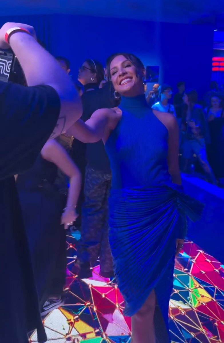 Tão feliz de ver a <a href="/MaxianeR/">Maxiane 🪞</a> brilhando! ✨ Maravilhosa, carismática e trata todos com um carinho. Esse sucesso é reflexo da pessoa incrível que ela é. Que venham mais trabalhos! Orgulho de ser fã desde quando éramos poucos. Você merece o mundo 🌍, Max! 🪞💙🫰