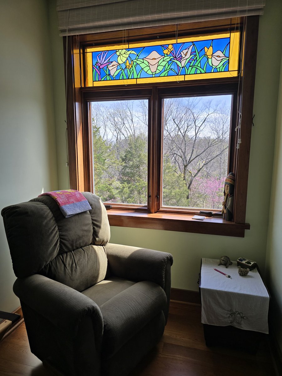 ValerieSirenko's tweet image. How many books am I going to read in this chair this week?? ALL THE BOOKS!!
#books #reading #booktwt #BookTwitter