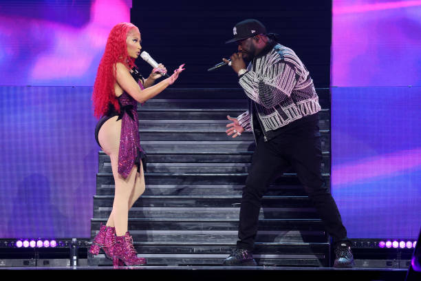 Nicki4orever's tweet image. She moved with such grace and poise in those high heels. A total pro! 👠💪 #NickiMinaj #Grace #Professional #TheQueen 👑✨Queennnnn💜💜💜👑👑👑🩶🩶🩶