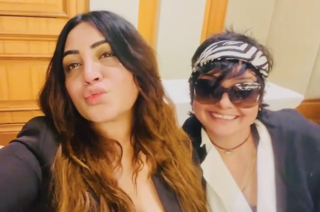 FRanawat's tweet photo. A little pool, a few drinks and many friends~ That’s how you step into summer 🏝️ #manisharanawat #manisharanawatslife #manisharanawatarshikhan #arshikhan #welcomesummer https://t.co/TnGNdH3ZXS
