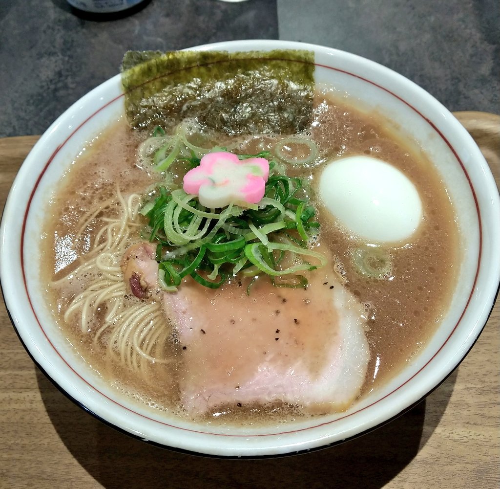 nao30670326's tweet photo. #GANPAI@日ノ出町
    
かつて大ブームを引き起こした和歌山ラーメンを思い出させる見た目だ。極細麺は濃厚しょっぱ旨いスープによく絡みずっと啜っていたくなる。シットリとしたチャーシューは熱々のスープのスープに浸すとグッと締まり食感が素晴らしい。店員さんの接客も温かい最高の店だね😁 https://t.co/gss9i0G6NH