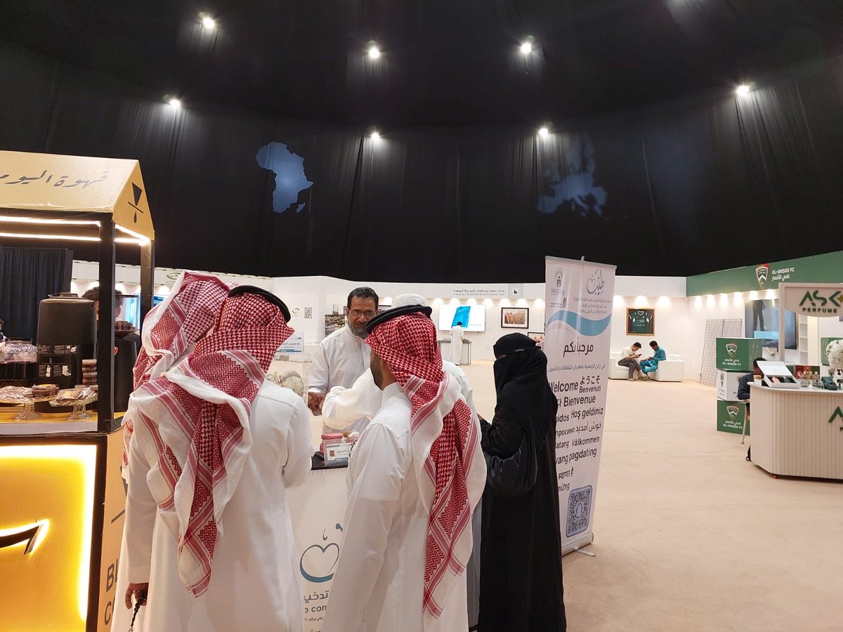 تواصل الجمعية اليوم حضورها المسائي في مهرجان الثقافة والشعوب، كما استقبلت خلال ركنها التوعوي العديد من الزوار، حيث تمت الإجابة على استفساراتهم وتقديم التوعية اللازمة حول أضرار التدخين وسبل الوقاية منه