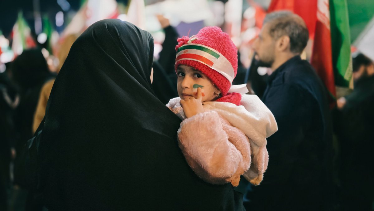 به همین پرچم قسم 
أَشِدَاءُ عَلَى الْكَفَارِ رُحْمَاءُ بَيْنَهُمْ 
[فتح ۲۹]