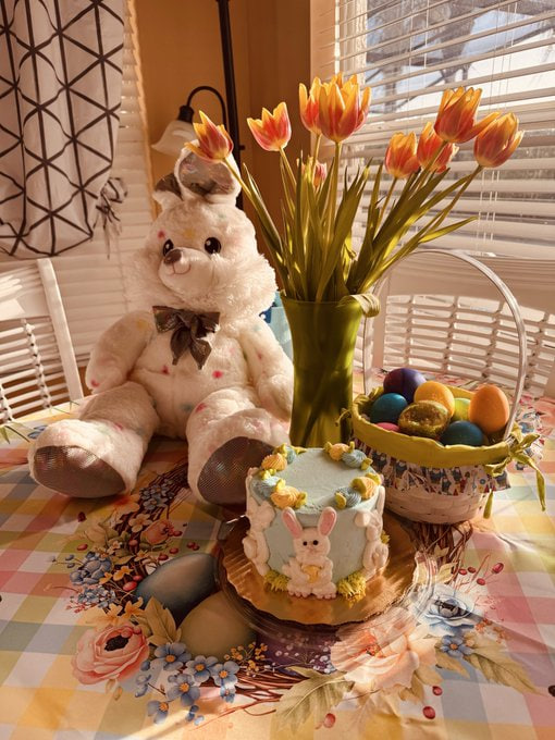 Katy09216's tweet photo. @MELANIAJTRUMP Happy Easter! ❤️ https://t.co/JypxdfDwuE