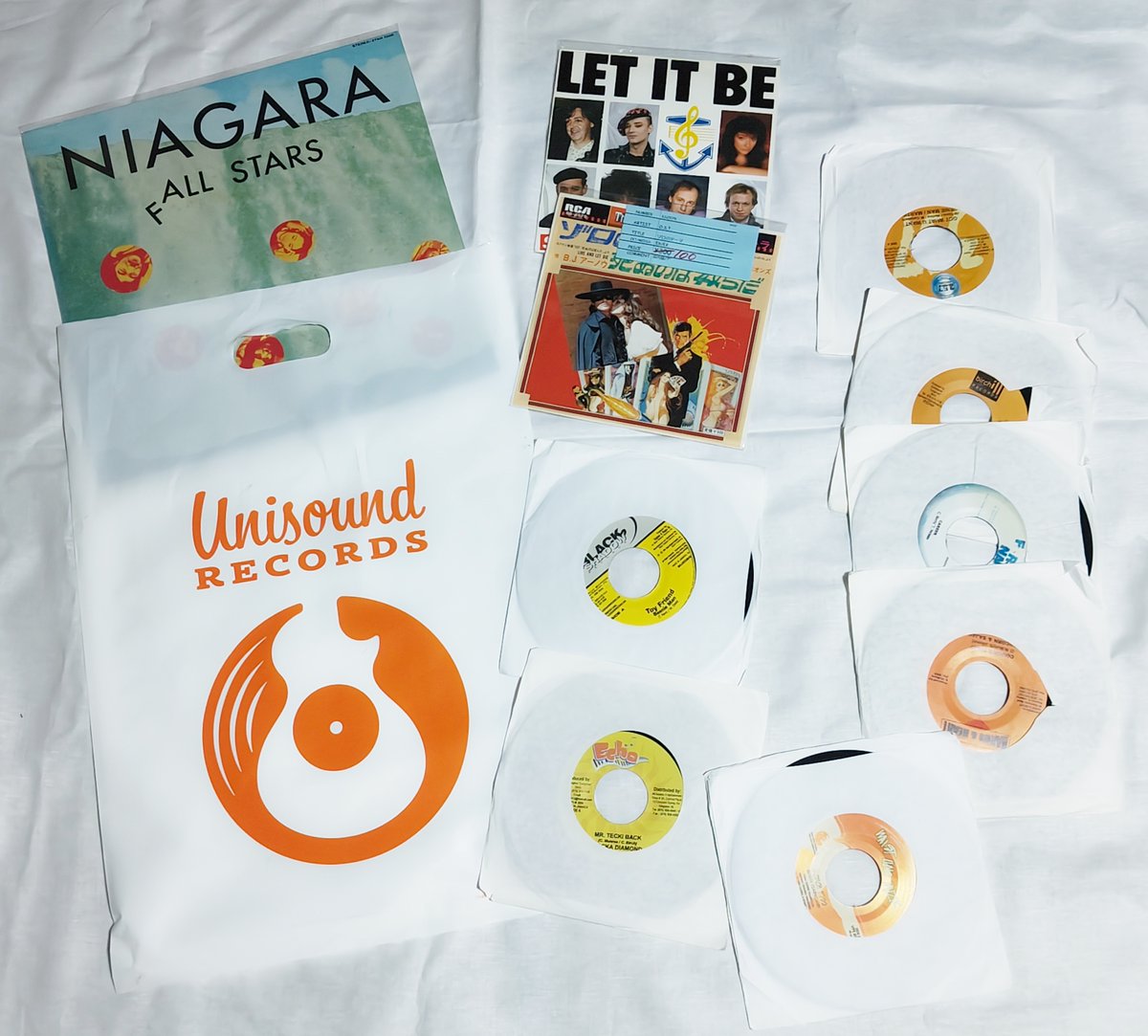 家の近所に中古レコード店を発見したので行ってみました。品揃えは少なめですが見やすく、レア盤もかなりありました。この日は見たことも聞いたこともない物も含め、洋楽の100円シングルを9枚、ナイアガラのLP１枚を購入。あまり出回っていないFALL STARSを買いました。シングルは意外と良かったです