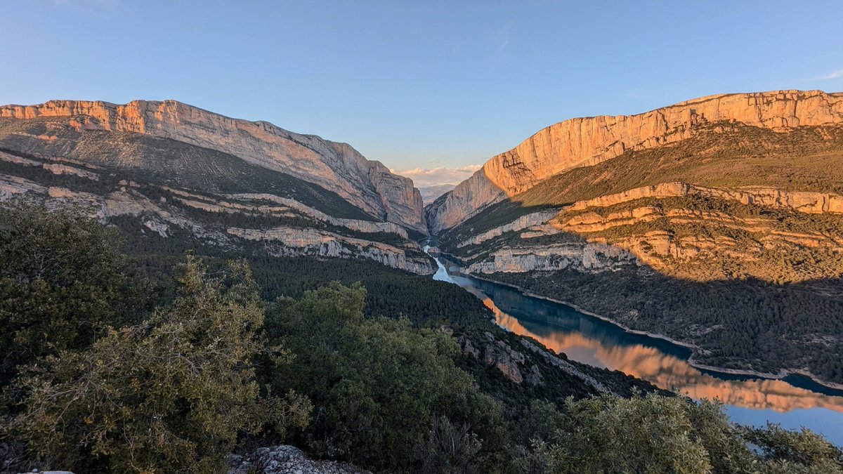 jordicampos's tweet photo. Darreres llums del dia des de Montfalcó. Amb el congost de Mont-Rebei i l'embassament de Canelles espectaculars! https://t.co/nDWMCSrlH1