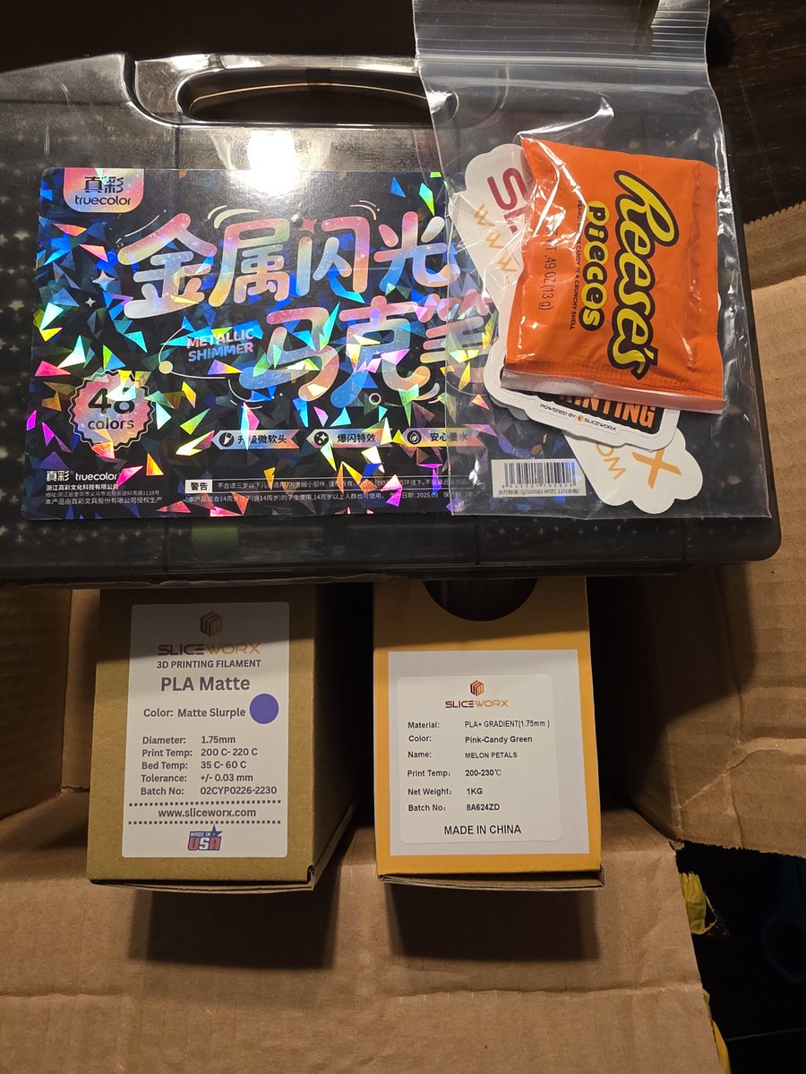 hfoster52's tweet photo. @SliceWorx3D got my #slicebox I don't know who is more happier my daughter getting those markers or me with the filament. https://t.co/z88kWtdsXp