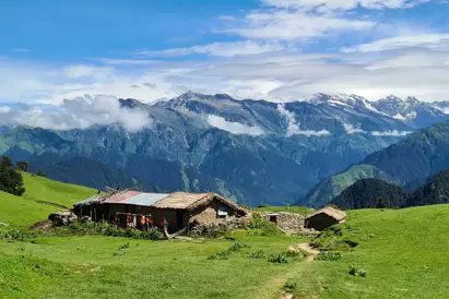 Panwali Kantha is a high-altitude bugyal in Uttarakhand's Tehri Garhwal district, peaking at approximately 3500 M. offering panoramic views of the Gangotri, Kedarnath, and Badrinath ranges. Ideal for beginners, this 4–5 day trek features vast meadows, lush rhododendron forests.