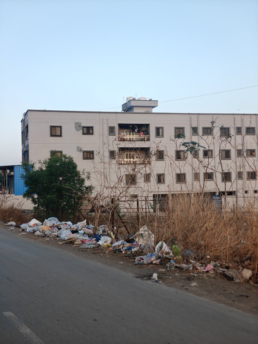 Punekar_Dhanraj's tweet image. "बकोरी फाटा, वाघोली येथे कचऱ्याचे साम्राज्य! 15 वर्षांपासून हा रस्ता पाहतोय, पण २०१६-१७ पासून परिस्थिती भीषण झाली आहे. प्लॉटिंग धारकांनी दिलेली आश्वासनं हवेत विरली आणि प्रशासन झोपले आहे. तातडीने कारवाई व्हावी! @PMCPune @PMCPuneComm @CMOMaharashtra #Wagholi #CleanPune #Bakori