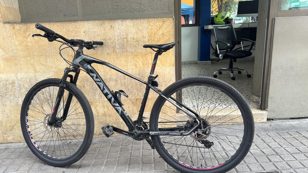 PasaenBogota's tweet photo. #BOGOTÁ. Servicio Social. Dios y Patria, buenas tardes. Se ha localizado a un ciudadano en situación de calle en posesión de una bicicleta; es posible que esta haya sido objeto de un robo. Solicitamos que el propietario legítimo se presente en el CAI GALERÍAS portando la documentación correspondiente que acredite su propiedad.

St. Johanna Cachaya
Comandante del CAI GALERÍAS.