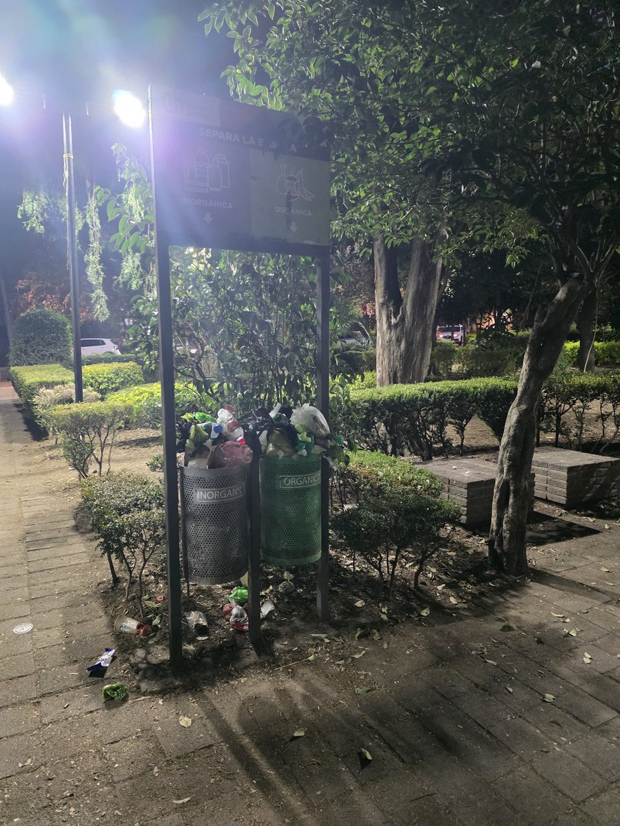 LtVader13's tweet photo. @BJAlcaldia @sanjoseinsur 
Es impactante como llevan asi dias y no recogen la basura, entiendo que generamos mucha basura, pero eso no exime a las autoridades de tener limpios los lugares públicos https://t.co/VXNQInsF9O