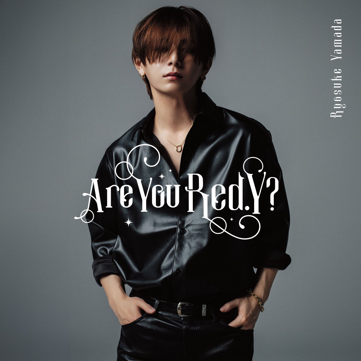 Ryosuke_Storm's tweet photo. /／
💿「Are You Red.Y?」ジャケ写解禁！📷
\＼

全形態のジャケット写真が一挙解禁🎊
シックな雰囲気を漂わせるRyosuke Yamadaを
お楽しみください！

#AreYouRedY 
#RyosukeYamada

▼詳細はこちら🪄