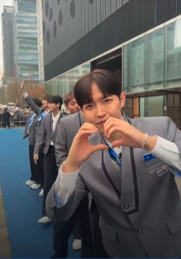 kjh_windpark's tweet photo. #คิมแจฮวาน ในชุดยูนิฟอร์มย้อนวัย ที่ยังสดใสและน่ารักเหมือนวันแรกที่เราได้พบกันน ✨

@KJH_officialtwt #김재환 #KIMJAEHWAN https://t.co/zajmO9B2af